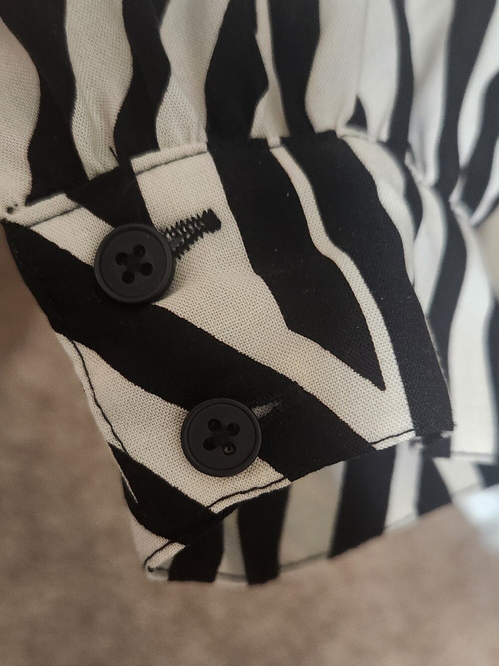 Torrid Harper Cream Black Geometric Striped V-Neck Blouse Size 0  (12/14)NWOT - Picture 5 of 6